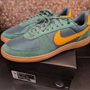 New Nike Field General Men’s Size 11